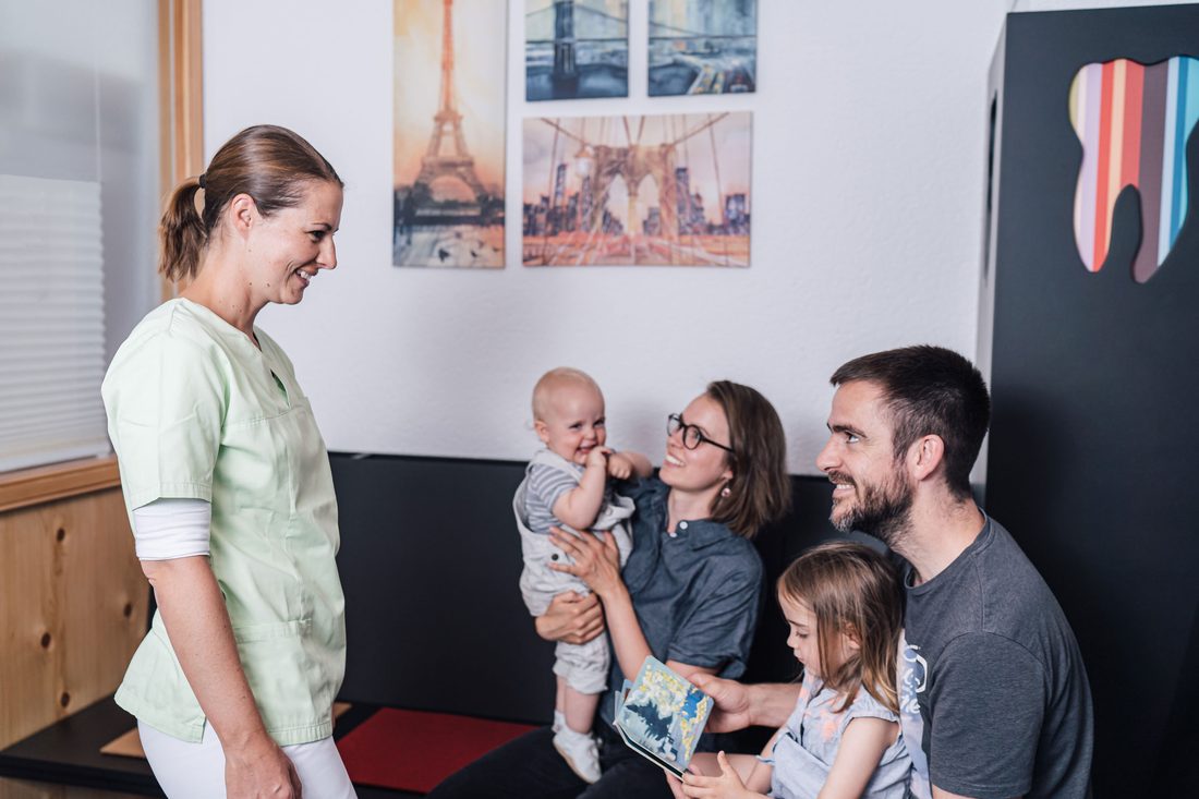 Dr. Daniela Schreiber im Gespräch mit einer Familie